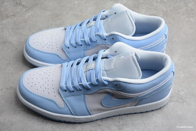 DC0774-050 University (W) Jordan Blue 1 Low 0809